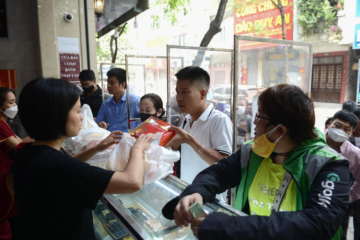Trên phố Thụy Khuê có những cơ sở sản xuất bánh Trung thu lâu năm, chất lượng bánh được đánh giá cao nhờ hương vị truyền thống. Giá mỗi chiếc bánh Trung thu tại đây từ 40.000 - 70.000 đồng.