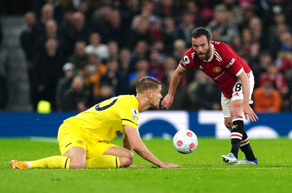 Mata (phải) lần đầu tiên được xếp đá chính ở Premier League mùa này.