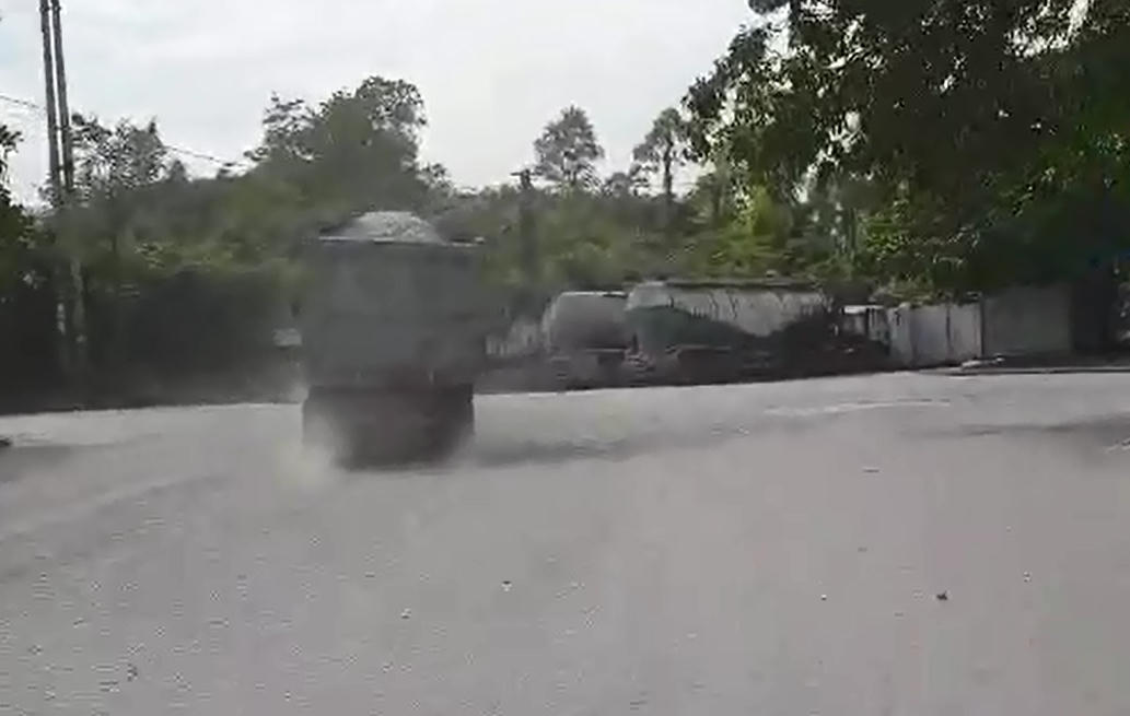 Hàng loạt xe tải chở vật liệu ra vào các đường nhánh ngay cạnh nhà máy xi măng Bút Sơn, Long Thành.