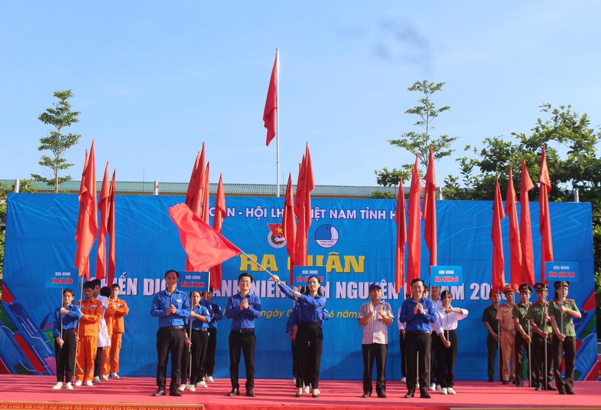 Trao cờ, phát động thi đua Chiến dịch thanh niên tình nguyện hè 2023.
