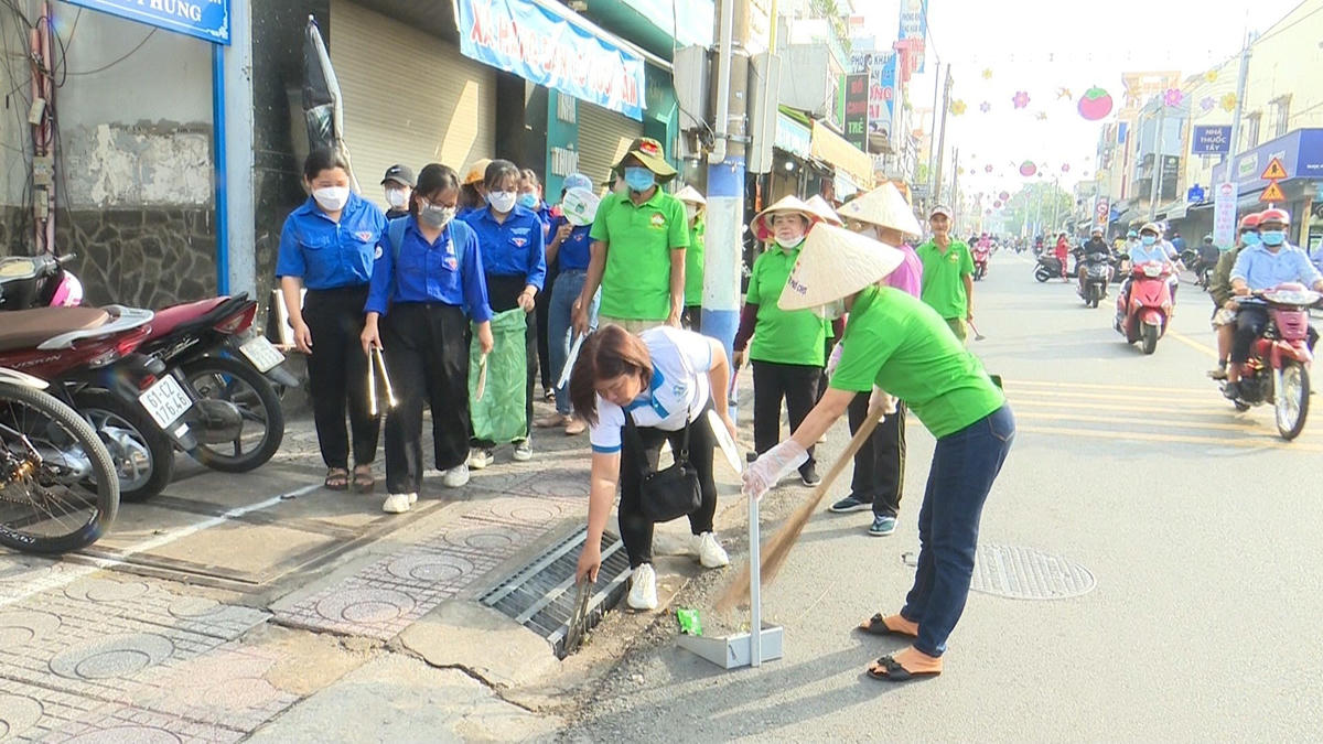 Tổ tự quản văn minh đô thị và người dân địa phương ra quân làm vệ sinh môi trường các tuyến đường.