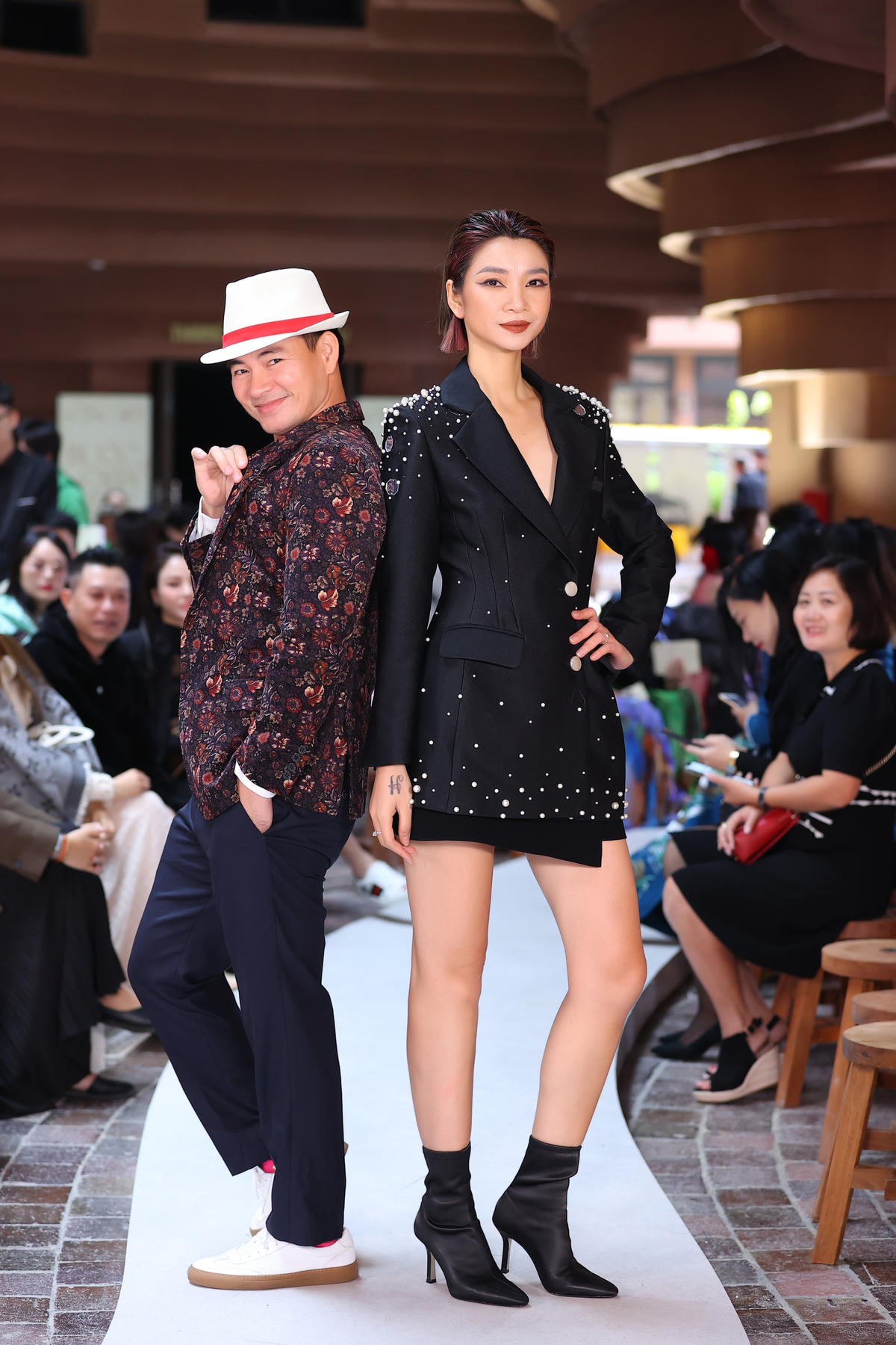 Nghệ sĩ Xuân Bắc cùng siêu mẫu Hạ Vy - một trong hai nhà sáng lập của chương trình tạo dáng nhí nhảnh.