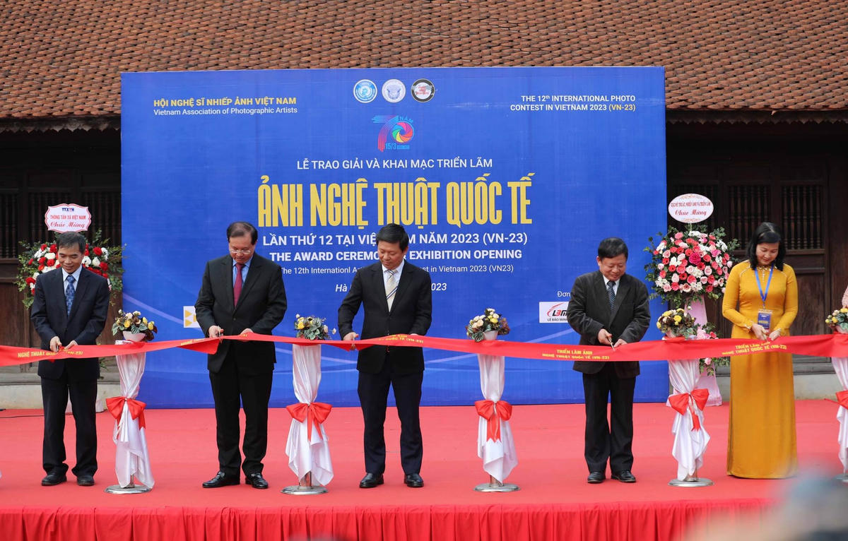 Các đại biểu cắt băng khai mạc Triển lãm Cuộc thi ảnh nghệ thuật Quốc tế lần thứ 12- 2023. (ảnh: Thanh Tùng).