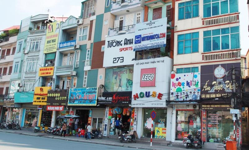 Biển hiệu quảng cáo bằng tiếng nước ngoài trên đường phố Hà Nội