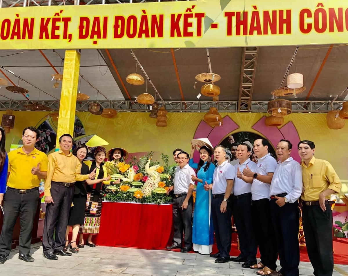 Và khai trương trưng bày các sản phẩm đặc trưng vùng miền trên địa bàn tỉnh Nghệ An và 2 gian hàng của 2 tỉnh Thanh Hoá và Hà Tĩnh. Ảnh Điền Bắc