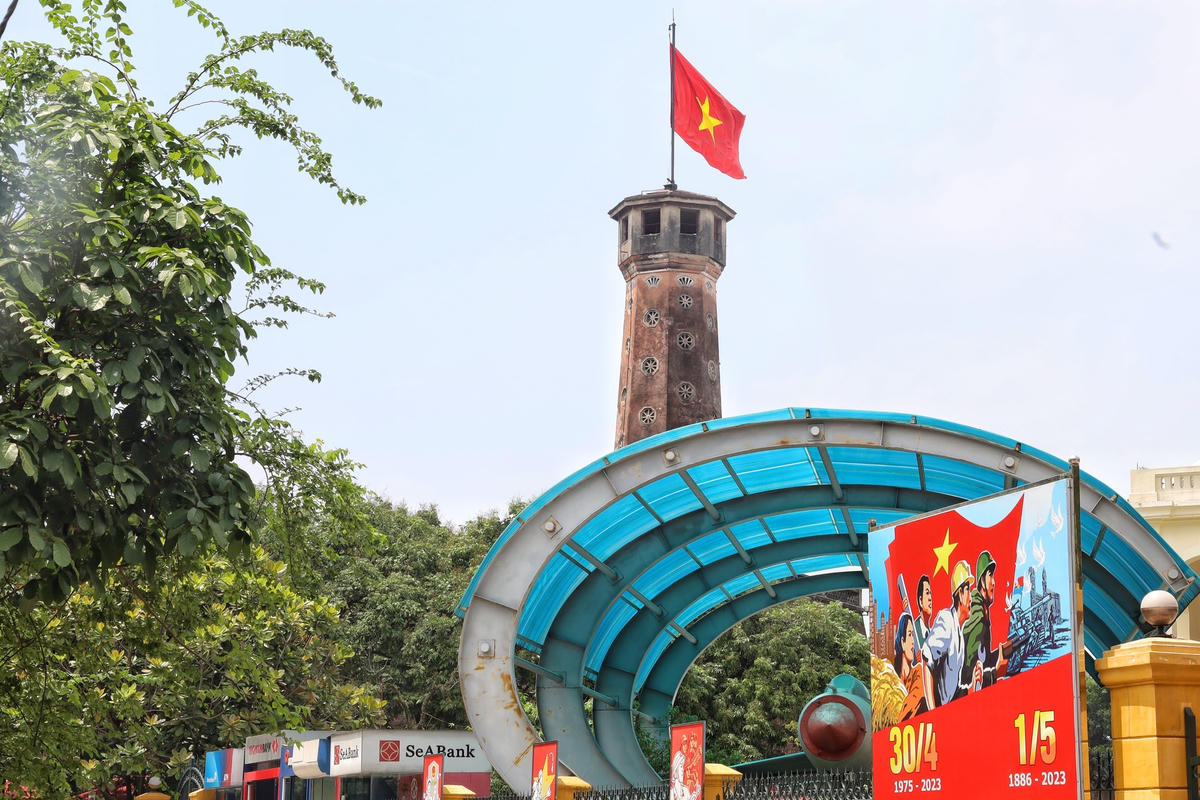 Cột cờ Hà Nội hay còn gọi là Kỳ Đài (28A Điện Biên Phủ, Ba Đình) được xây dựng trên phần đất của Hoàng thành Thăng Long.