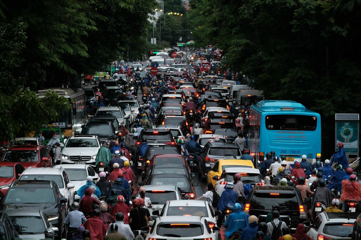 Ngày cuối năm, giao thông đông đúc, mọi người nhớ giữ sức khỏe. Ảnh: Lê Khánh.