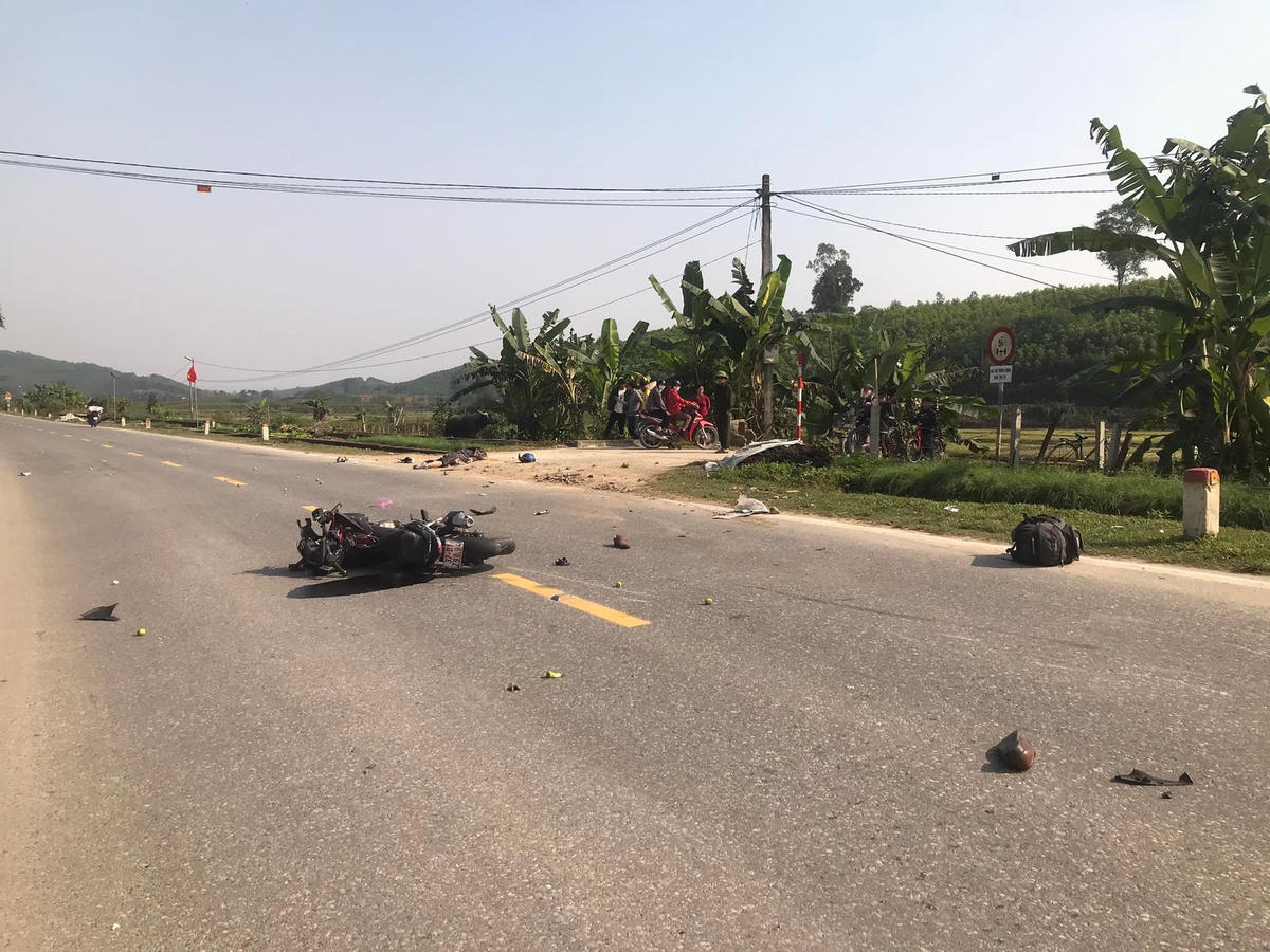 Hiện trường vụ tai nạn chiều ngày 8 Tết, khiến cán bộ công an trại giam đóng tại huyện Thanh Chương tử vong thương tâm. ảnh Điền Bắc