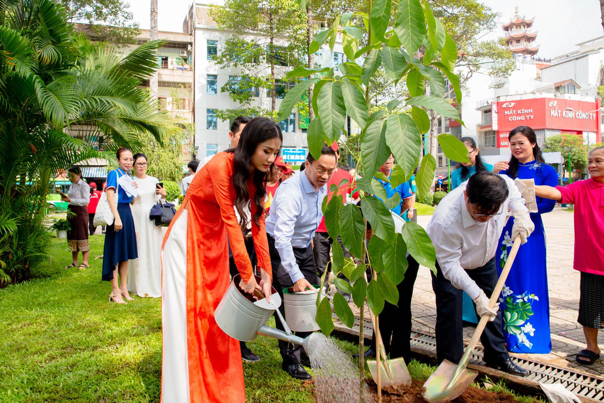 Hoa hậu Thanh Hà cùng chung tay bảo vệ môi trường bằng những hành động thiết thực. 