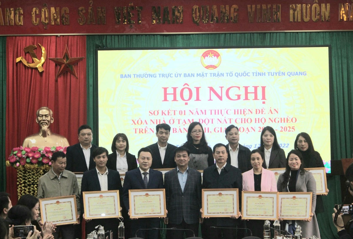 Chủ tịch Uỷ ban MTTQ Việt Nam tỉnh Tuyên Quang Nguyễn Hưng Vượng trao Bằng khen của Chủ tịch UBND tỉnh cho các tập thể có thành tích trong thực hiện Đề án xoá nhà ở tạm, dột nát cho hộ nghèo trên địa bàn tỉnh.