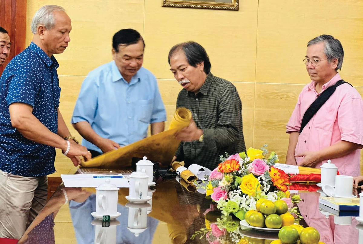 Thời gian qua, nhóm Nhân sỹ Hà Đông đã trao tặng lại sắc phong cho một số địa phương.