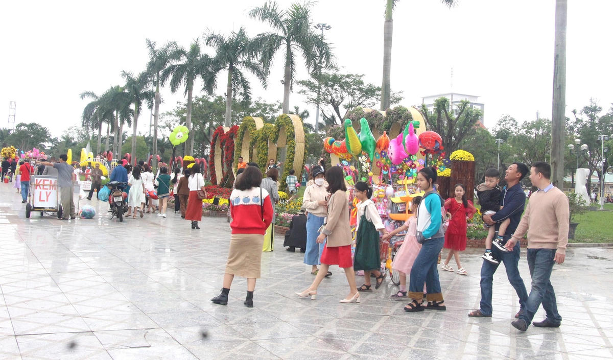 Rất đông du khách tham quan Quảng trường 24/3.