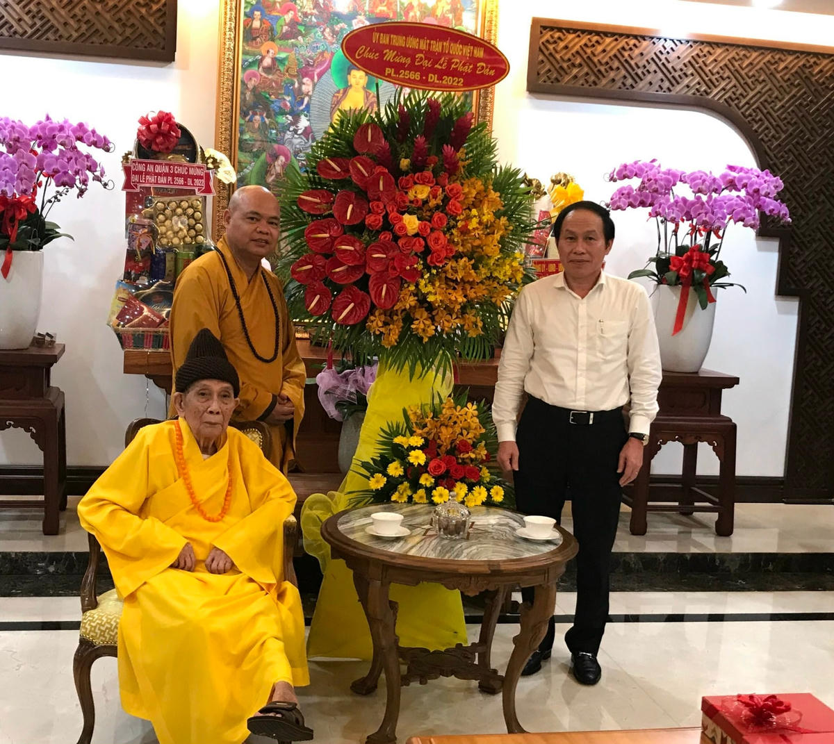 Phó Chủ tịch - Tổng Thư ký Lê Tiến Châu cùng đoàn công tác chúc mừng Đại lễ Phật đản Phật lịch 2566 -Dương lịch 2022 Hòa thượng Thích Đức Nghiệp tại Chùa Vĩnh Nghiêm.