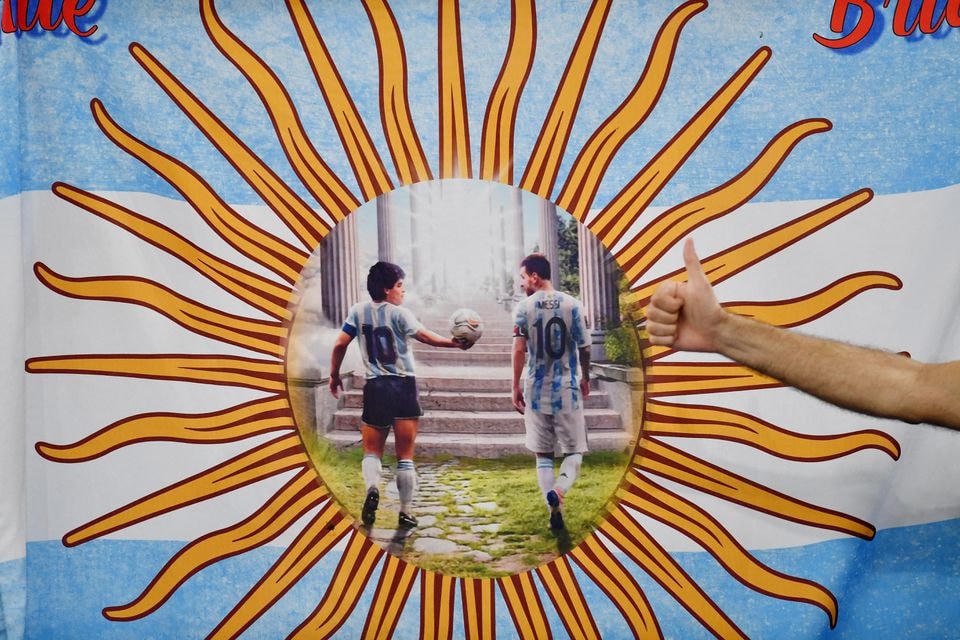 Hình ảnh Maradona và Messi xuất hiện trên biểu ngữ của người hâm mộ.