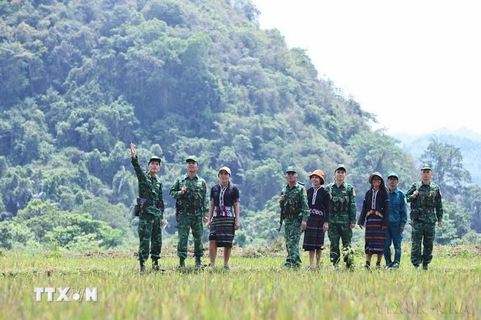Cán bộ, chiến sỹ Đồn Biên phòng Hướng Lập (Quảng Trị) cùng bà con dân tộc Vân Kiều tuần tra, bảo vệ an ninh an toàn khu vực biên giới. (Ảnh: Minh Đức/TTXVN)
