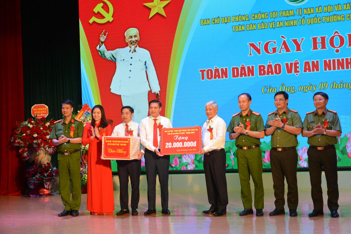 Chủ tịch UBTƯ MTTQ Việt Nam Đỗ Văn Chiến tặng quà cho phường Cửa Ông.