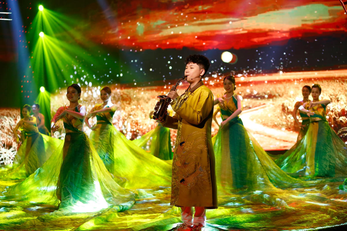 “Tết nghĩa là hy vọng” kể câu chuyện về những con người bình dị khắp nơi đã và đang xây đắp những niềm hy vọng tương lai.