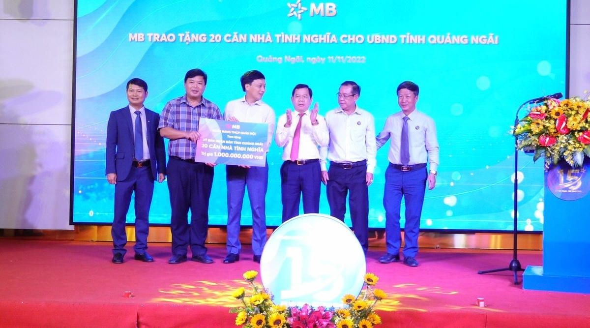Lãnh đạo tỉnh Quảng Ngãi tiếp nhận 1 tỷ đồng xây dựng nhà tình nghĩa.