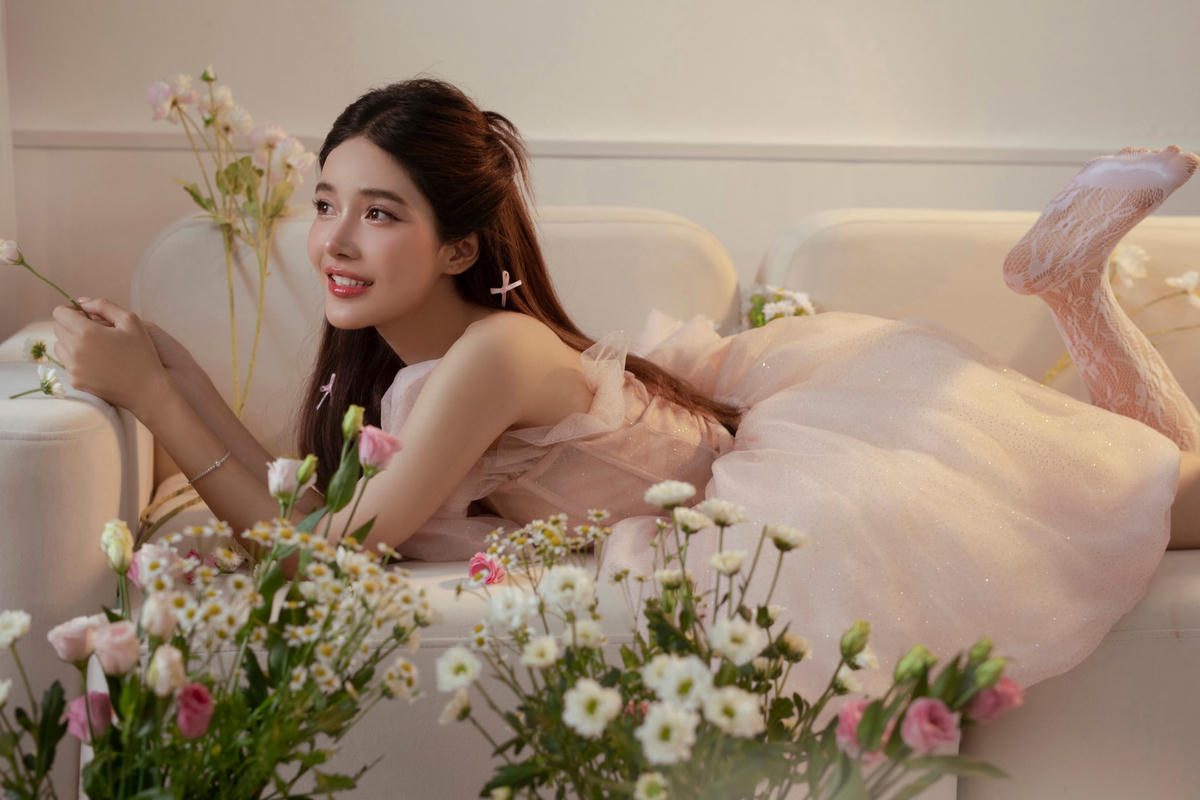 Luna xuất hiện trong MV Tình Là với hình ảnh trong sáng, ngọt ngào.