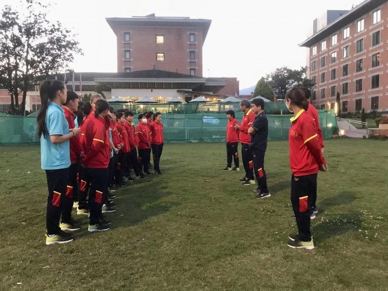 Các cầu thủ tập luyện nhẹ nhàng. Ảnh: VFF.