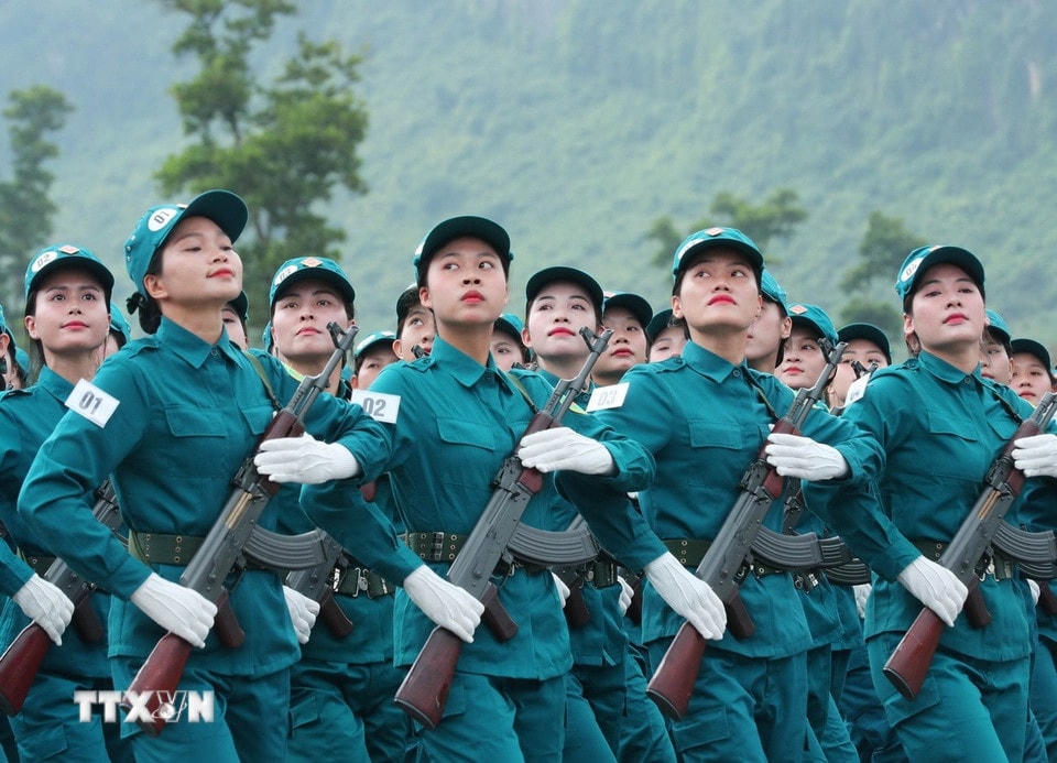 Khối nữ dân quân tự vệ tham gia hợp luyện. (Ảnh: Trọng Đức/TTXVN)