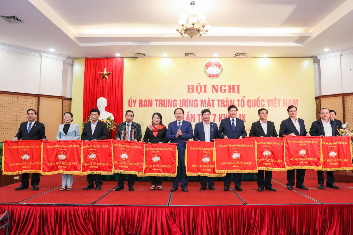 Phó Chủ tịch - Tổng Thư ký Lê Tiến Châu tặng Cờ thi đua cho các đơn vị có thành tích xuất sắc trong công tác Mặt trận năm 2022.