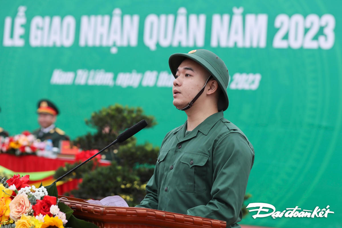Tân binh Ngô Công Đức phát biểu tại buổi lễ giao nhận quân.