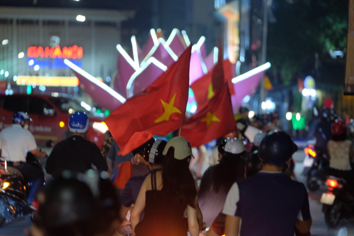 Trung tâm Hà Nội lung linh màu cờ đỏ sao vàng sau trận thắng của đội tuyến bóng đá nữ Việt Nam.