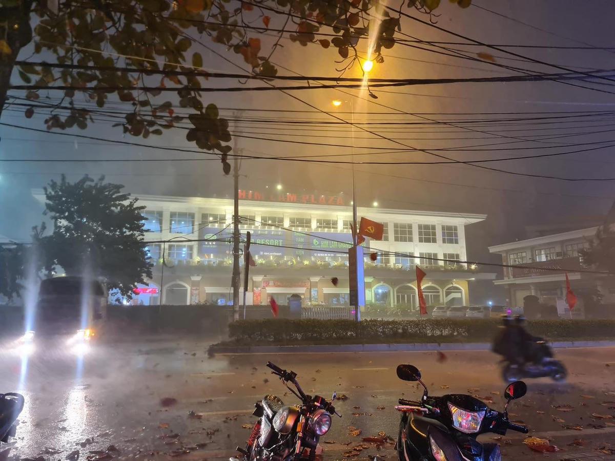 Trận mưa lớn gây gãy đổ cây, thiệt hại nhiều tài sản. Ảnh: Facebook Thành phố Điện Biên Phủ.