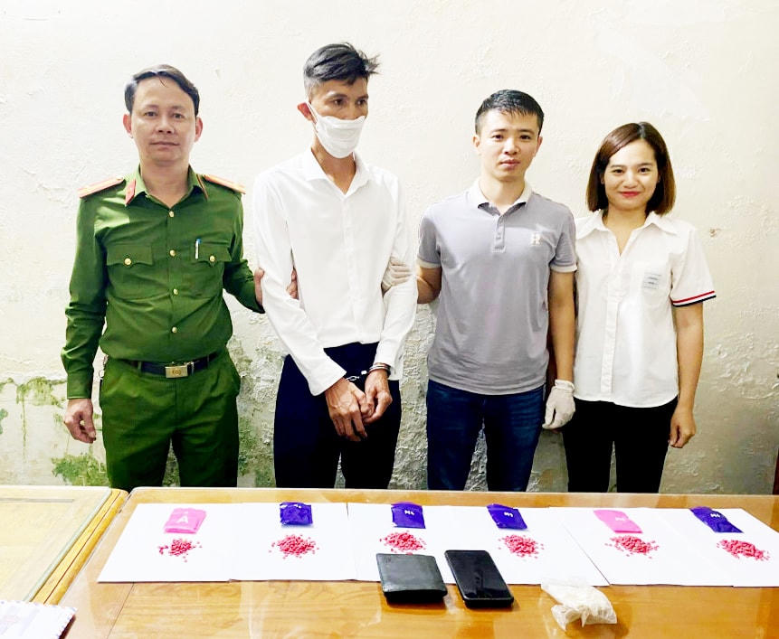 Đối tượng Nguyễn Văn Đạm cùng tang vật.