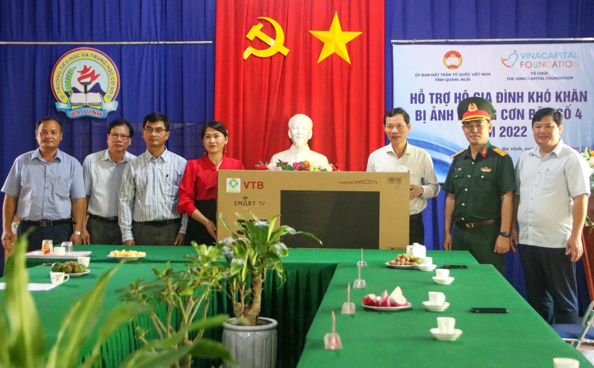 Lãnh đạo Quảng Ngãi tặng ti vi cho Trường Tiểu học và THCS xã Ba Vinh.  