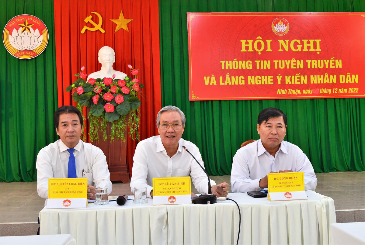 Chủ trì hội nghị.