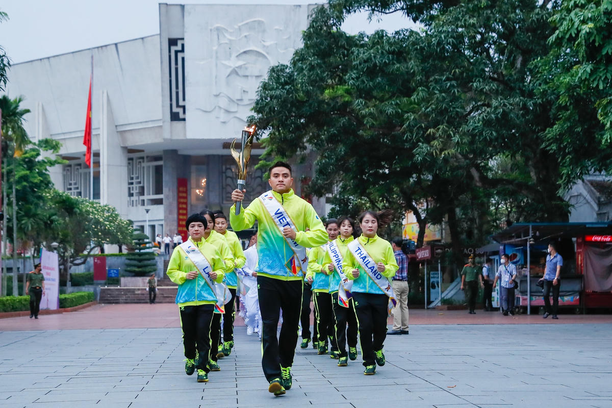 Ngọn lửa thiêng xin tại Bảo tàng Hồ Chí Minh chuẩn bị cho Lễ khai mạc SEA Games 31 đã được các VĐV thực hiện hôm 6/5. Ảnh: Quang Vinh.  