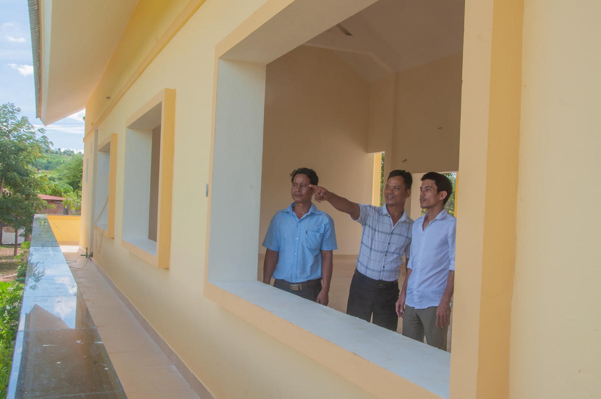 Ông Hồ Văn Ka chia sẻ về tình hình sản xuất của gia đình sau khi hiến đất.
