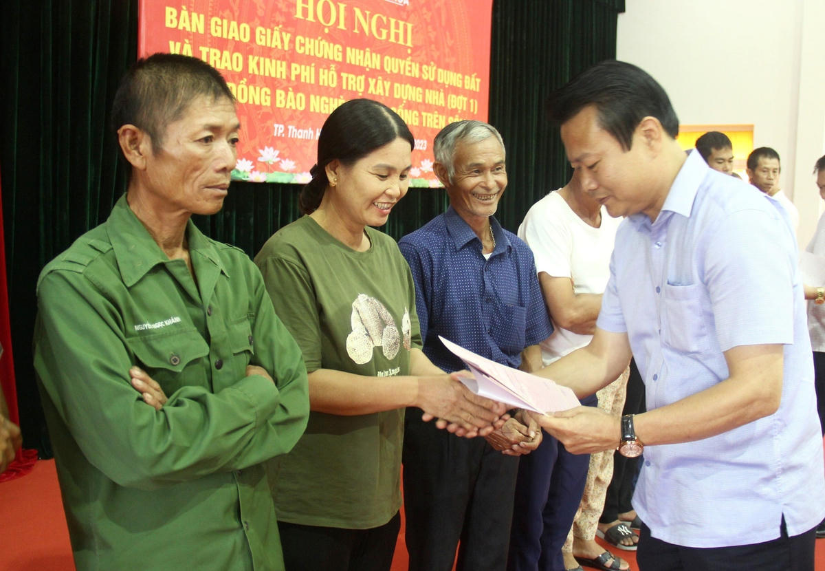 Ông Nguyễn Việt Hùng, Trưởng ban Dân vận, Chủ tịch UBMTTQ TP Thanh Hóa trao giấy chứng nhận QSD đất cho 15 hộ dân là đồng bào sinh sống trên sông tại TP Thanh Hóa.