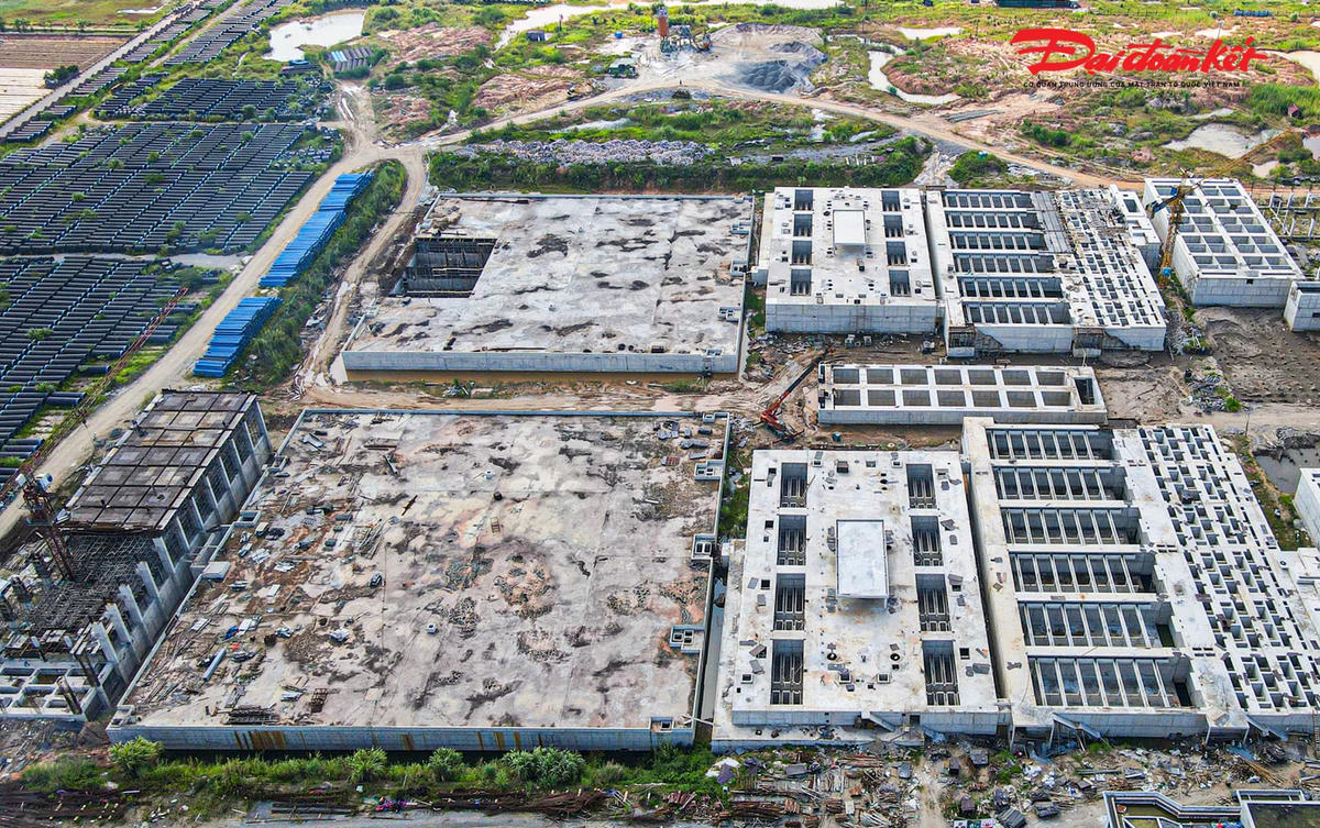 Để đáp ứng nhu cầu sử dụng nước sạch của người dân, nhà đầu tư dự án là Công ty CP nước mặt sông Hồng được thành lập để thực hiện dự án xây dựng nhà máy nước mặt sông Hồng bởi ba pháp nhân gồm Công ty nước sạch Hà Nội, Công ty CP Thành Long và Công ty CP đầu tư xây dựng và hạ tầng nước sạch Hà Nội.