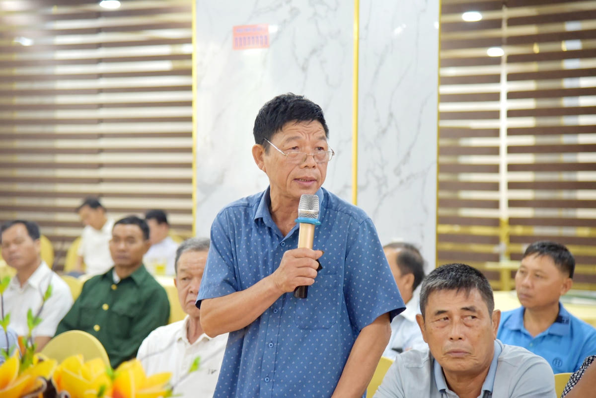 Các đại biểu là người có uy tín trong đồng bào dân tộc thiểu số nêu lên các kiến nghị tại thôn, bản tại buổi toạ đàm.