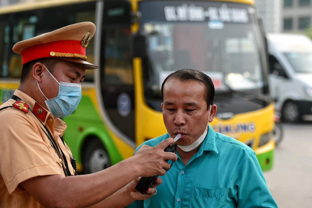 [ẢNH] Hà Nội: CSGT lập chốt kiểm tra ma túy đối với lái xe khách