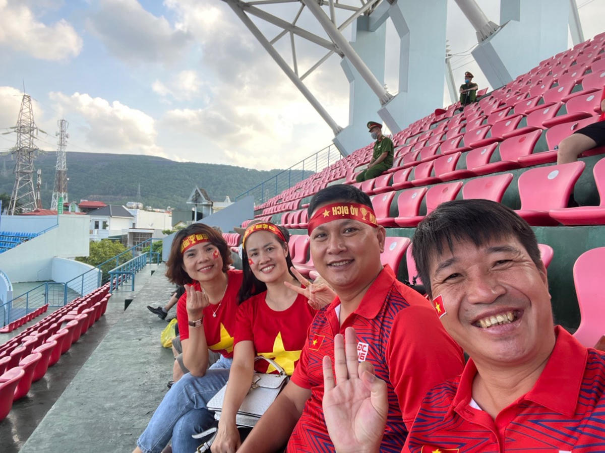 Những CĐV đến từ TP Hạ Long đã có mặt từ rất sớm để tìm cho mình chỗ ngồi ưng ý nhất.