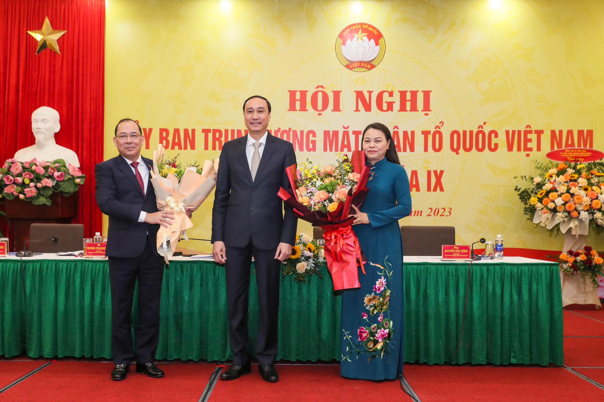 Phó Bí thư Tỉnh ủy Phú Thọ Phùng Khánh Tài tặng hoa chúc mừng bà Nguyễn Thị Thu Hà, Ủy viên Trung ương Đảng, Phó Chủ tịch - Tổng Thư ký Ủy ban Trung ương MTTQ Việt Nam và ông Hoàng Công Thủy, Phó Chủ tịch Ủy ban Trung ương MTTQ Việt Nam.