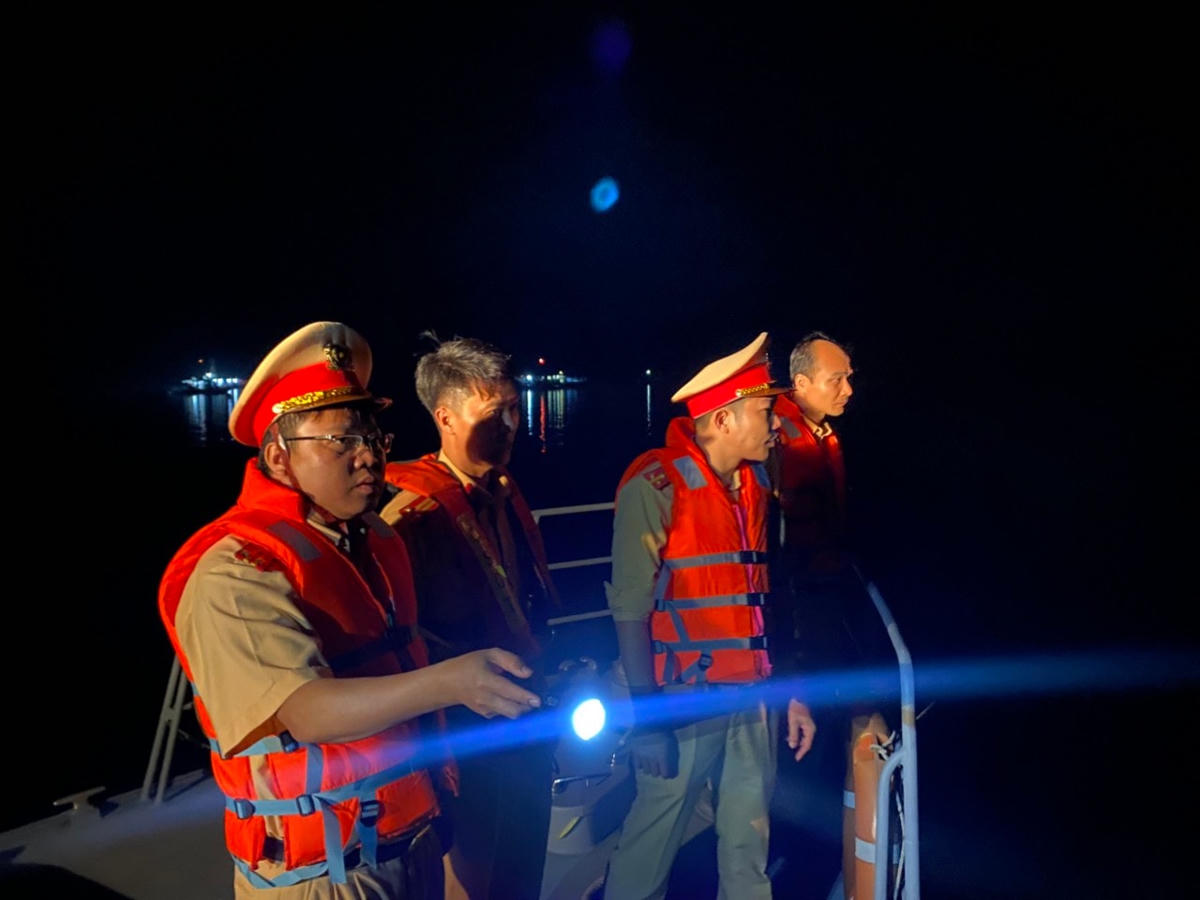 Công tác tìm kiếm cứu nạn diễn ra xuyên đêm, với sự khẩn trương, tập trung cao độ của các lực lượng chức năng.