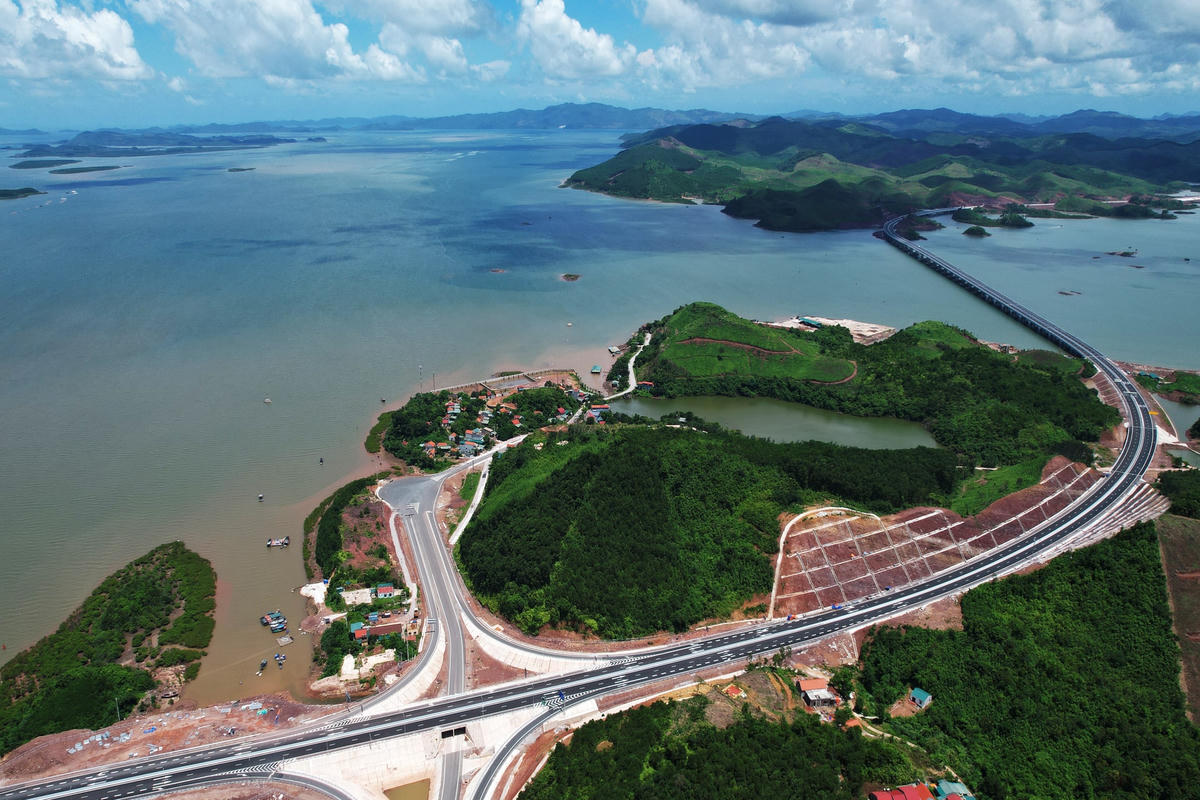Cao tốc Tiên Yên - Móng Cái, đoạn tuyến cuối cùng của chuỗi cao tốc dọc tỉnh, kết nối Cửa khẩu Quốc tế Móng Cái đến trung tâm kinh tế lớn của đất nước là Thủ đô Hà Nội. 