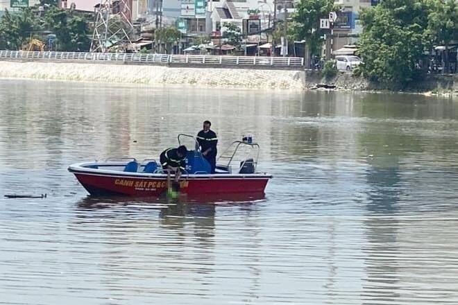 Các chiến sĩ PCCC & CNCH lặn tìm thi thể nạn nhân.