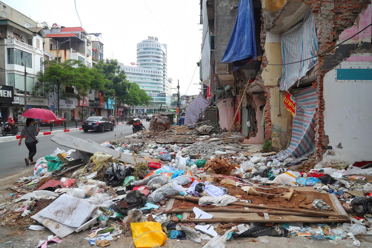 "Trước đây, cả tuyến phố này có rất nhiều cửa hàng kinh doanh buôn bán quần áo nhưng từ khi bị thu hồi đất để thực hiện dự án thì những hộ kinh doanh ở đây phải đi thuê tại nơi khác để bán hàng kiếm kế sinh nhai. Tuy nhiên, dù dự án triển khai nhưng suốt nhiều năm qua vẫn ngổn ngang chưa hoàn thành. Tôi mong rằng các cơ quan chức năng cần nhanh chóng vào cuộc để dự án sớm hoàn thành để người dân lại quay về với cuộc sống bình thường", bà Bình chia sẻ.