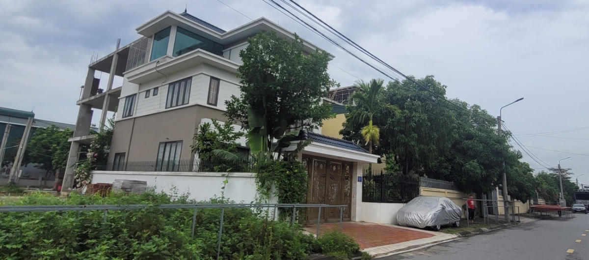 Cụm công nghiệp Làng nghề Dương Liễu xuất hiện nhiều công trình giống biệt thự.