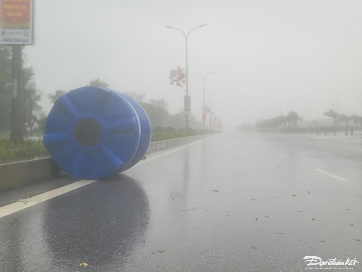 Đường đường Bình Minh (phường Cửa Lò, tỉnh Nghệ An) không một bóng người trước giờ bão Kajiki đổ bộ vào. Sáng 25/8, Chủ tịch UBND tỉnh Nghệ An Lê Hồng Vinh đã ký ban hành công văn hỏa tốc về việc cấm đường tạm thời để phòng, chống bão số 5. Theo đó, tỉnh yêu cầu người dân không có nhiệm vụ không được ra đường trong khoảng thời gian từ 11 giờ ngày 25/8 để đảm bảo an toàn tuyệt đối về tính mạng và sức khỏe. Ảnh: Quốc Thanh.