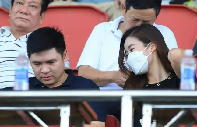 Đỗ Mỹ Linh nhiều lần bị bắt gặp hẹn hò với Chủ tịch CLB Hà Nội.