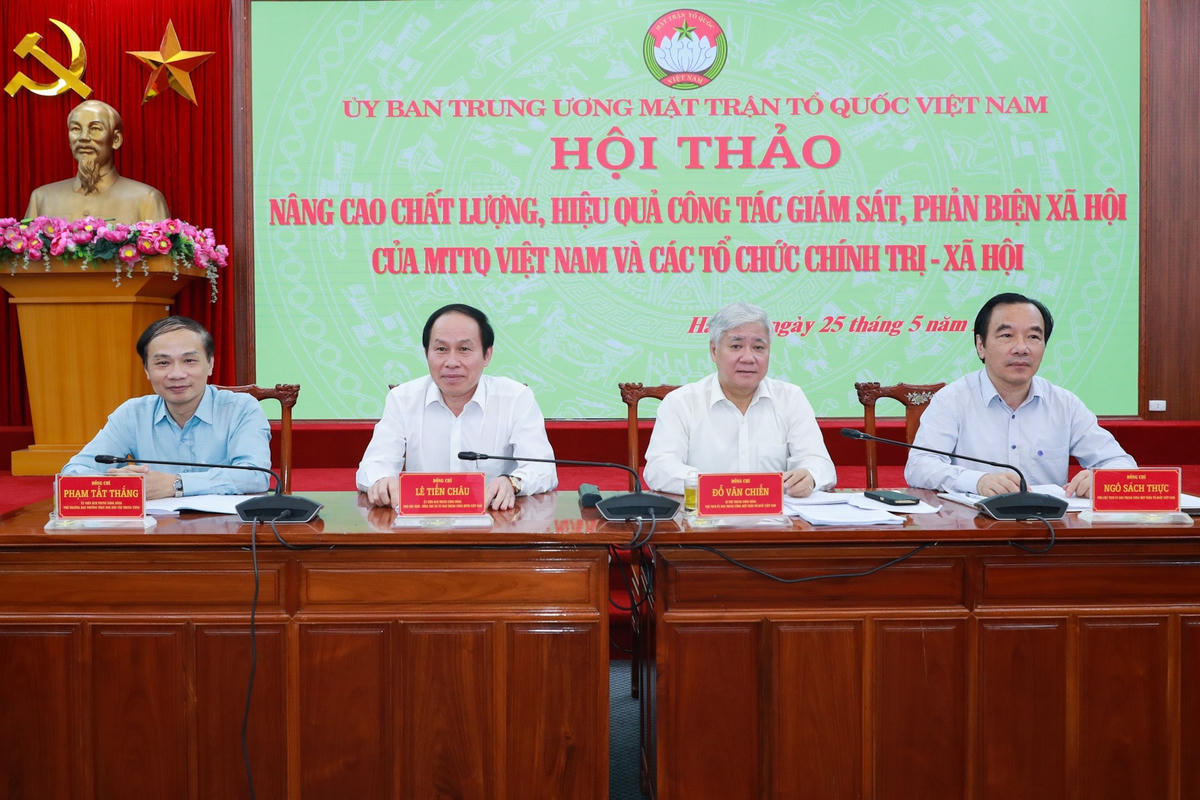 Chủ trì hội thảo.