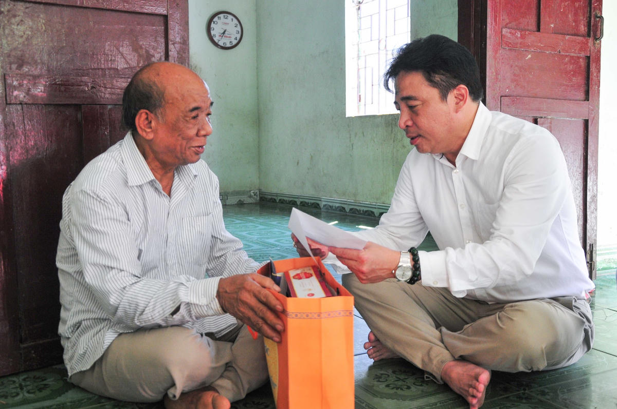 Ông Nguyễn Khắc Toàn, thăm, tặng quà cho ông Cao Là Sang.