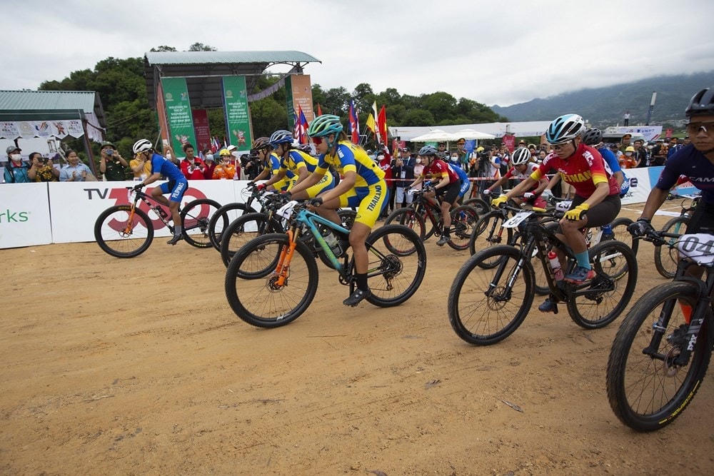Các vận động viên xuất phát ở nội dung thi đấu xe đạp Băng đồng Olympic nữ. (Ảnh: Trọng Đạt/TTXVN).